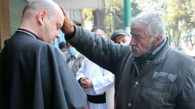 Un indigente bendice a un obispo… Conoce la historia de esta fotografía
